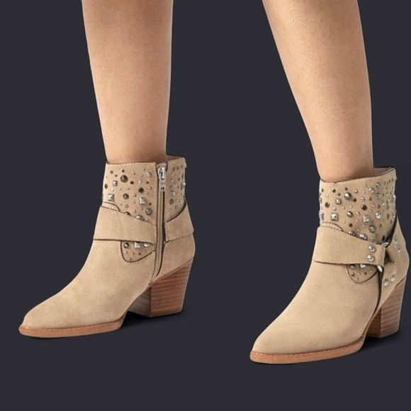 Coach - Picture 2 of 9